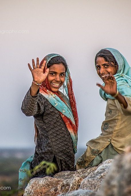 rajasthan-india-girls-waving-smiling