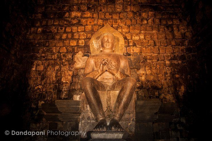 buddha-statue-mendut-temple-indonesia
