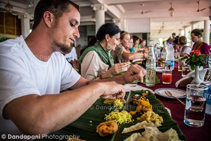 traditional-vegatarian-banana-leaf-meal-south-india