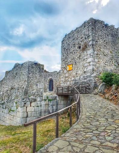 Pamje ajrore e Kalasë së Lezhës dhe qytetit