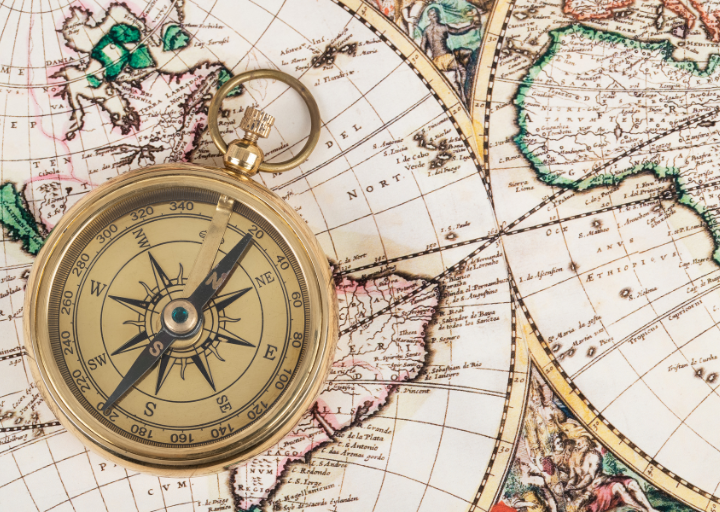 Kompass auf einer alten Weltkarte – der Geburtsherrscher als Navigator deines Lebens