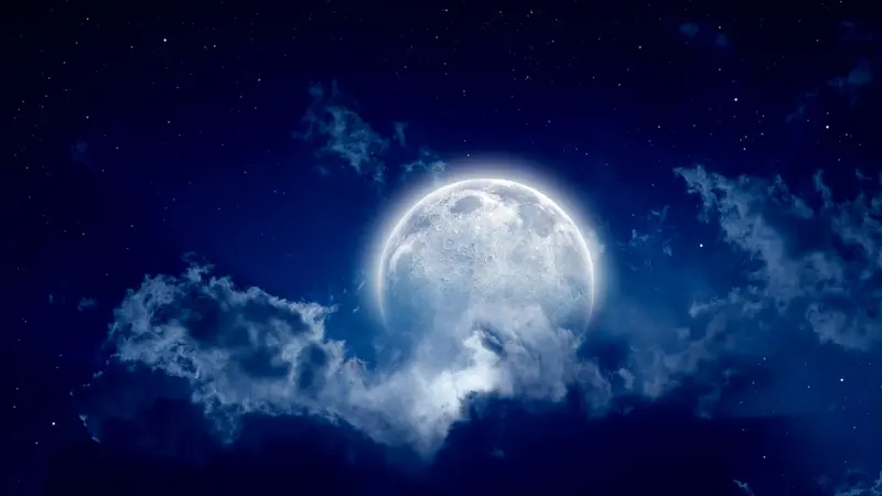 Vollmond hinter Wolken am Nachthimmel – das Mondzeichen steht für das Unterbewusstsein