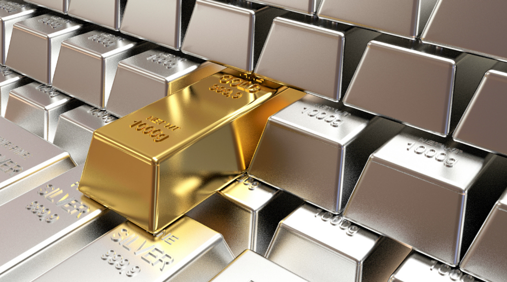Ein goldener Barren liegt zwischen vielen Silberbarren – Sinnbild für den Wechsel von Silber zu Gold