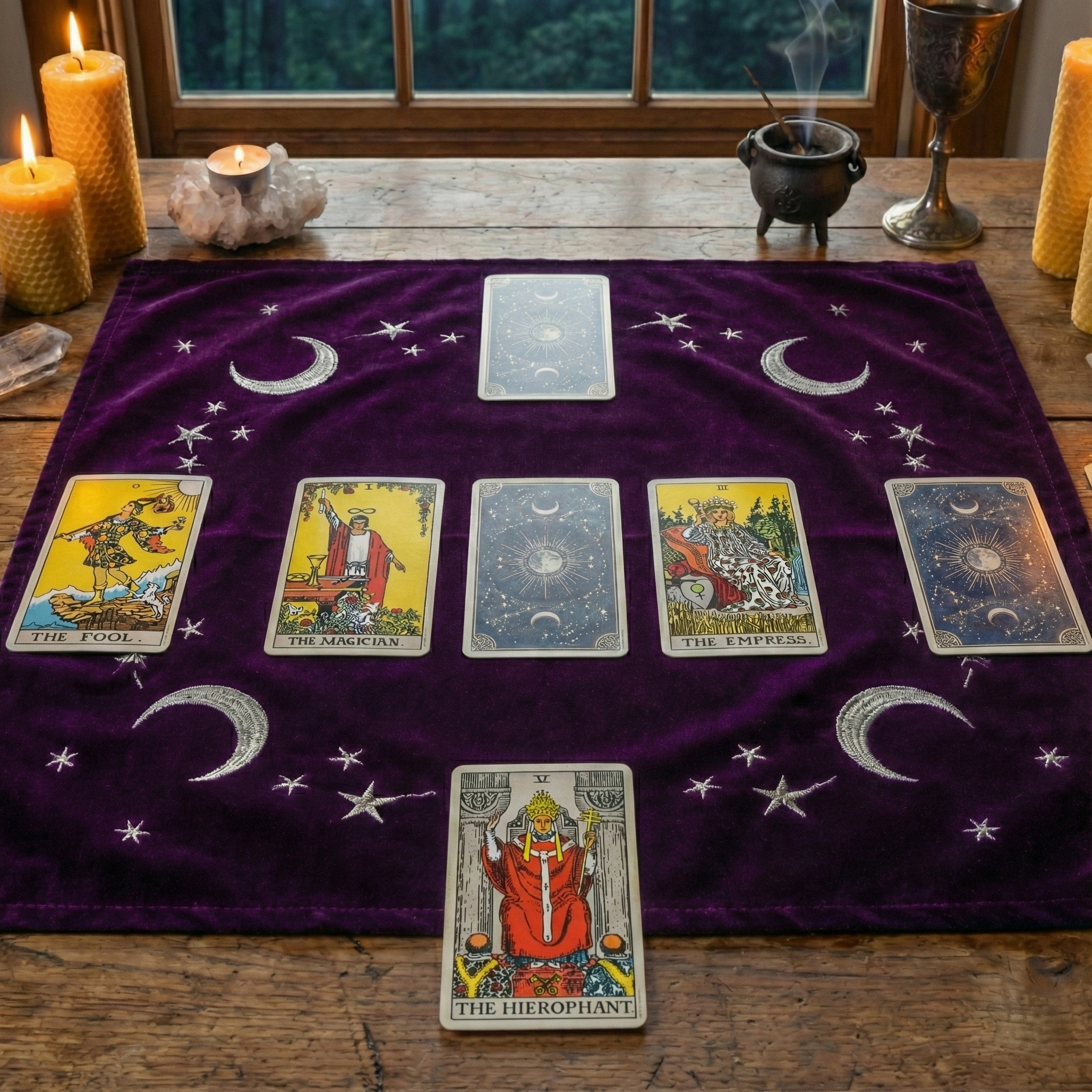 Umfassende Tarot-Legung mit sechs Karten auf violettem Tuch mit Monden und Sternen