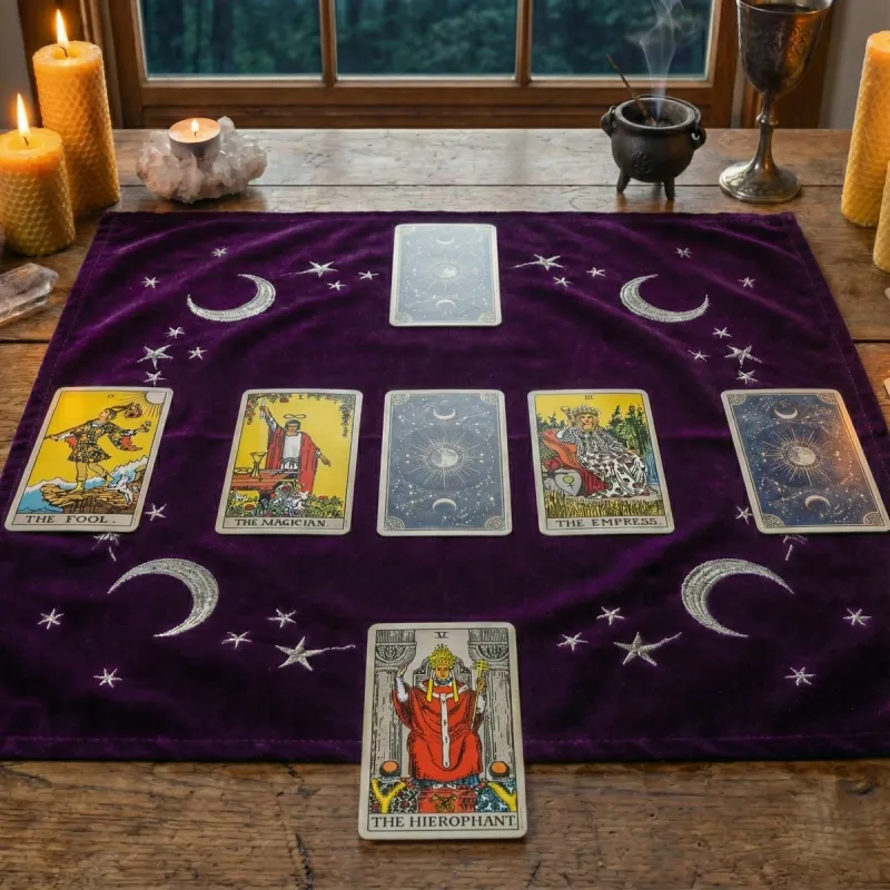 Umfassende Tarot-Legung mit sechs Karten auf violettem Tuch mit Monden und Sternen