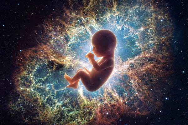 Leuchtendes Baby im Kosmos vor einer bunten Nebelwolke als Symbol für Geburtshoroskop und Seelenplan