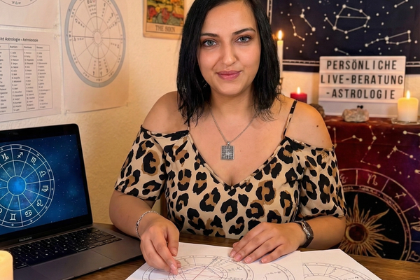 Astrologin Pelin Kaya bei der persönlichen Live-Beratung mit Geburtshoroskop, Laptop und Tarotkarten am Tisch