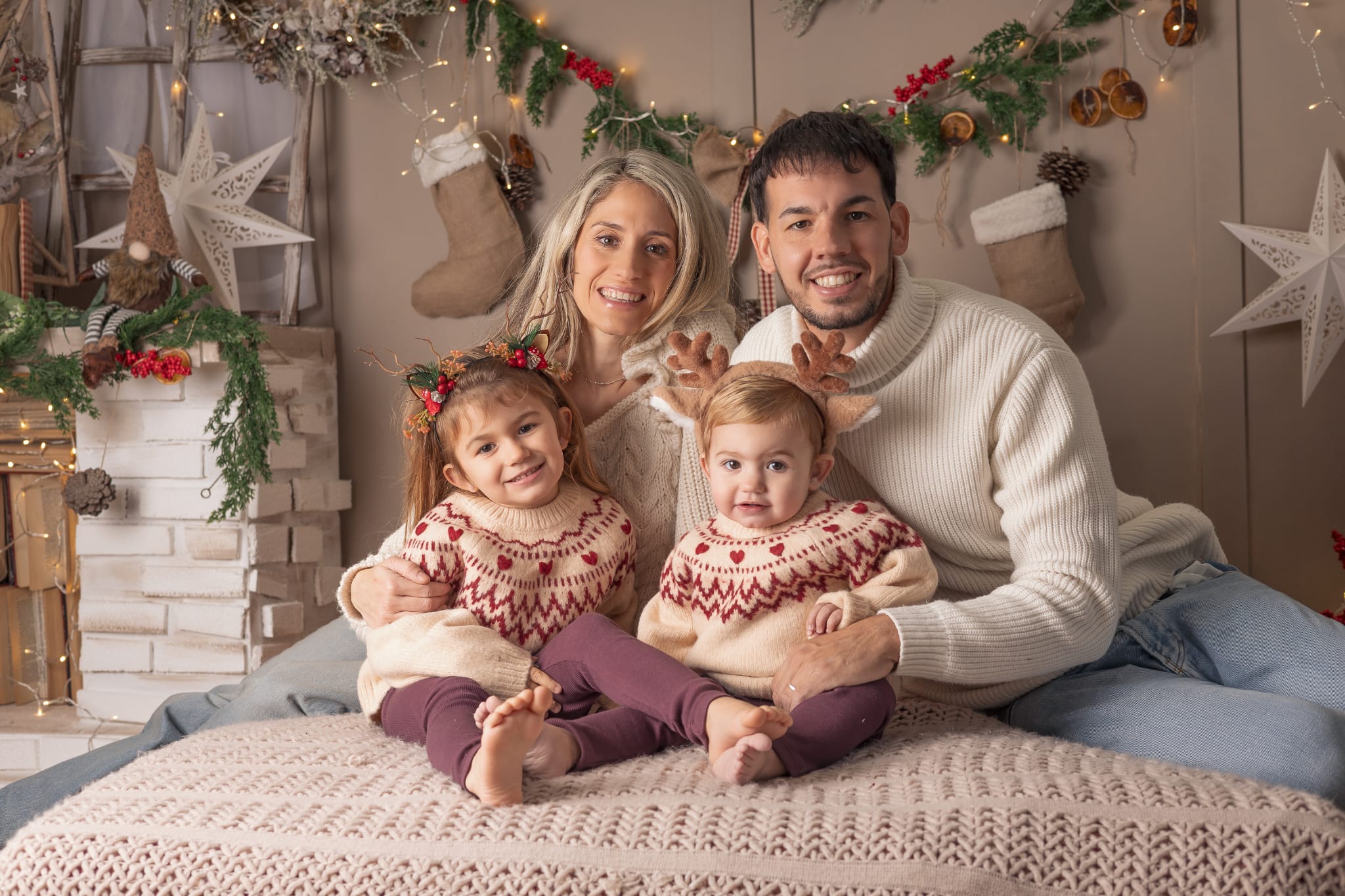 Familia posando en un fondo navideño