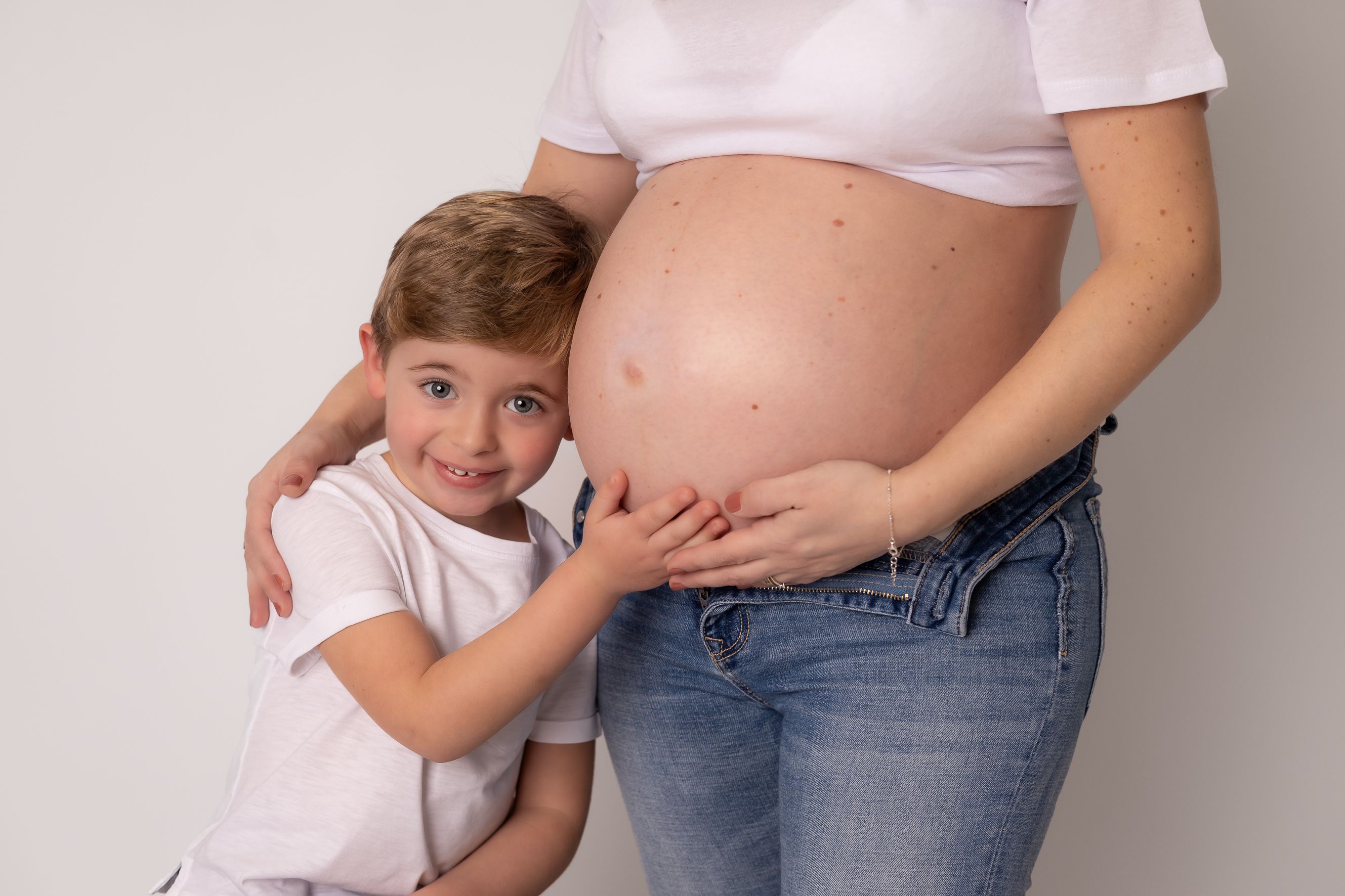Foto en estudio con hermanito en fondo balnco
