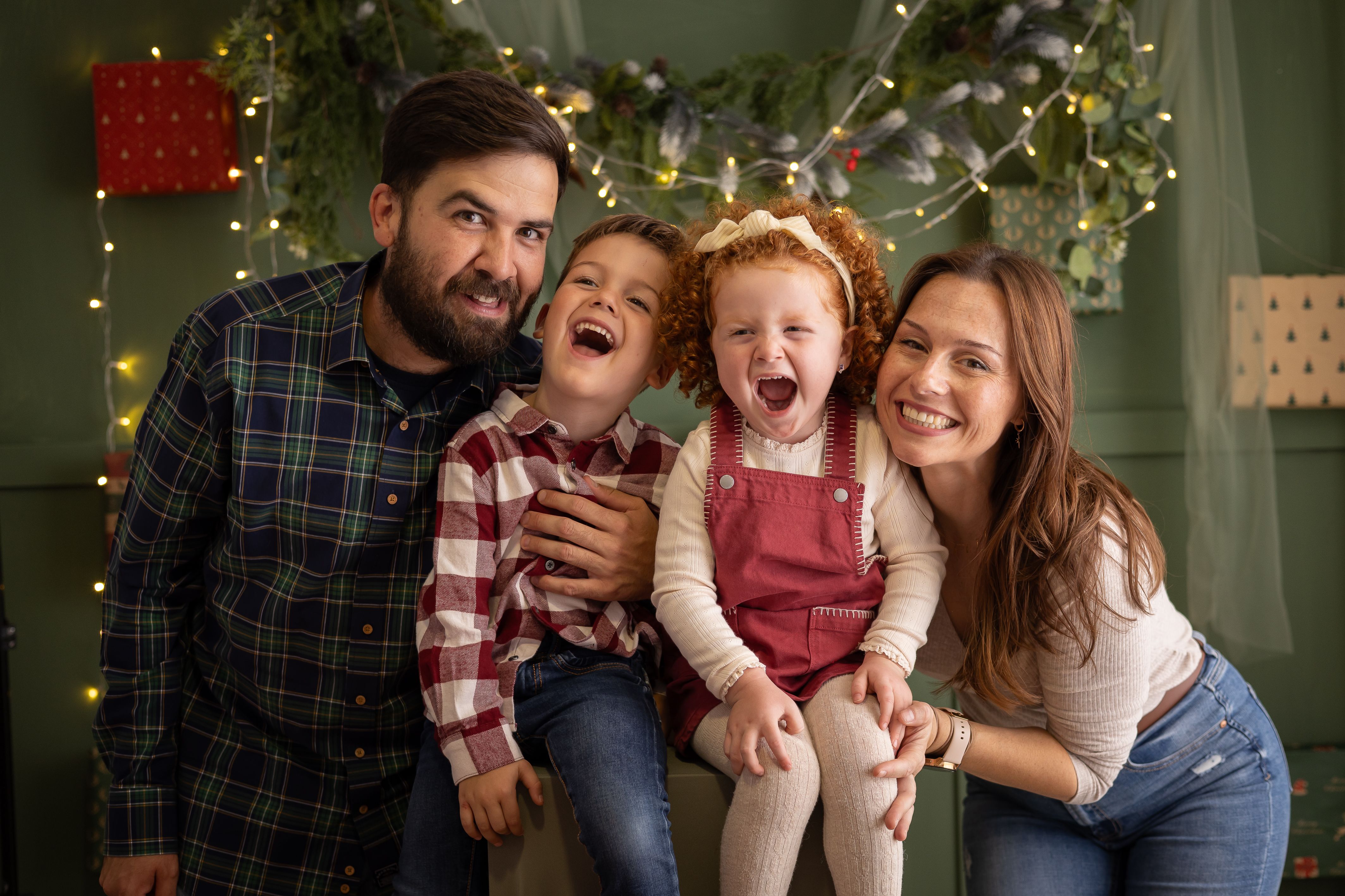 Familia posando en un fondo navideño