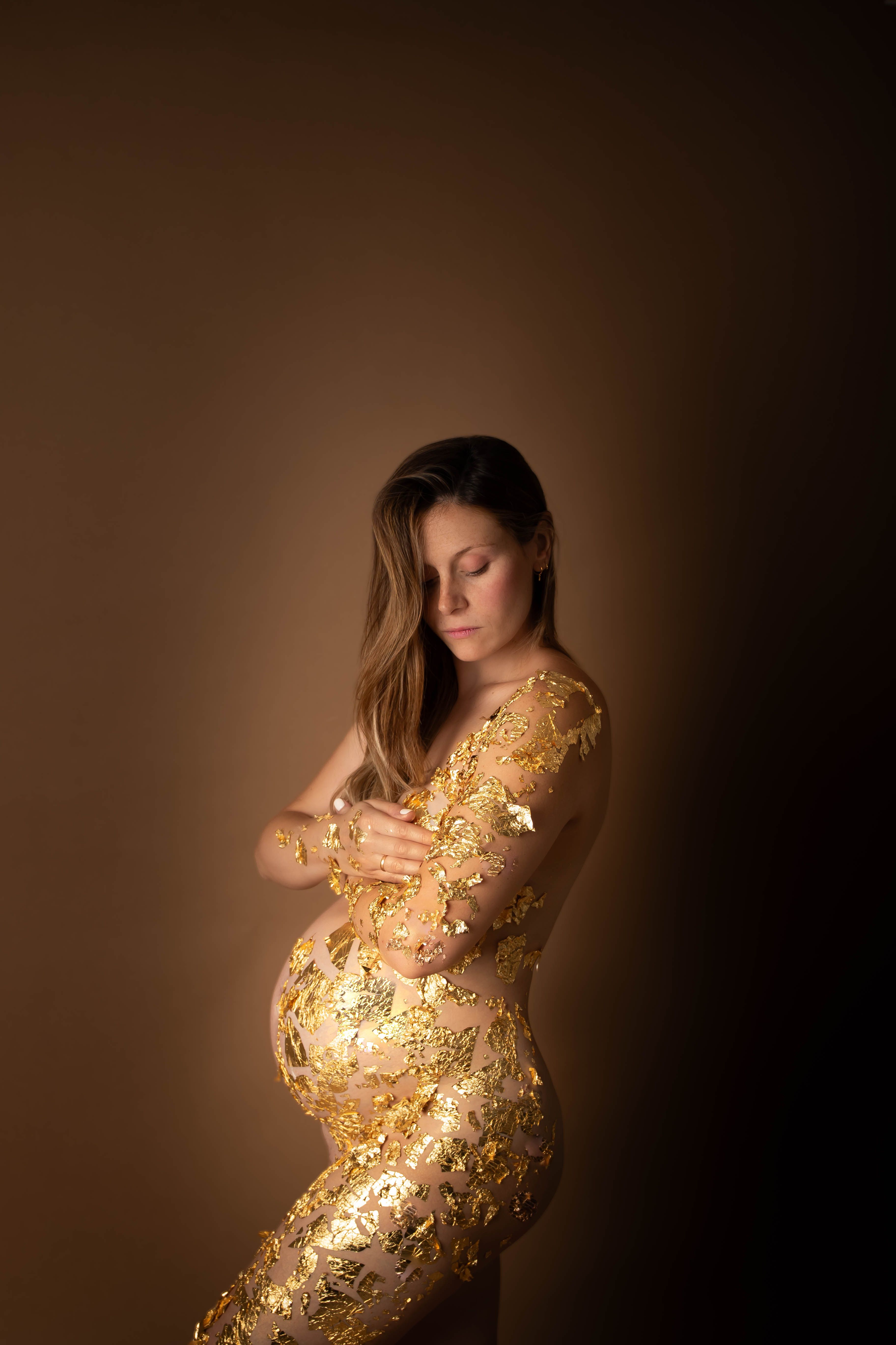 Foto en estudio con pan de oro colocado por el cuerpo
