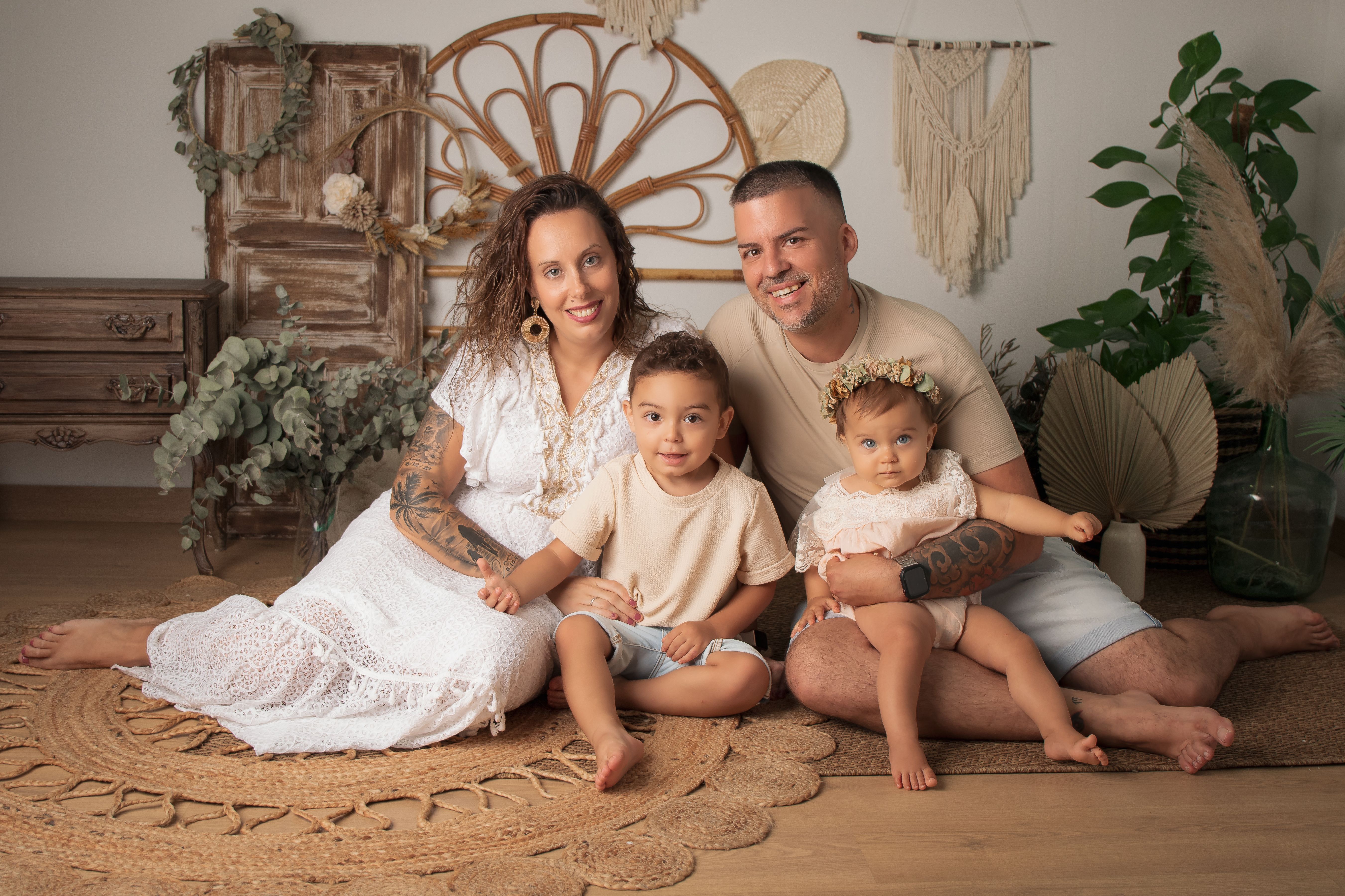familia posando en un escenario estilo boho