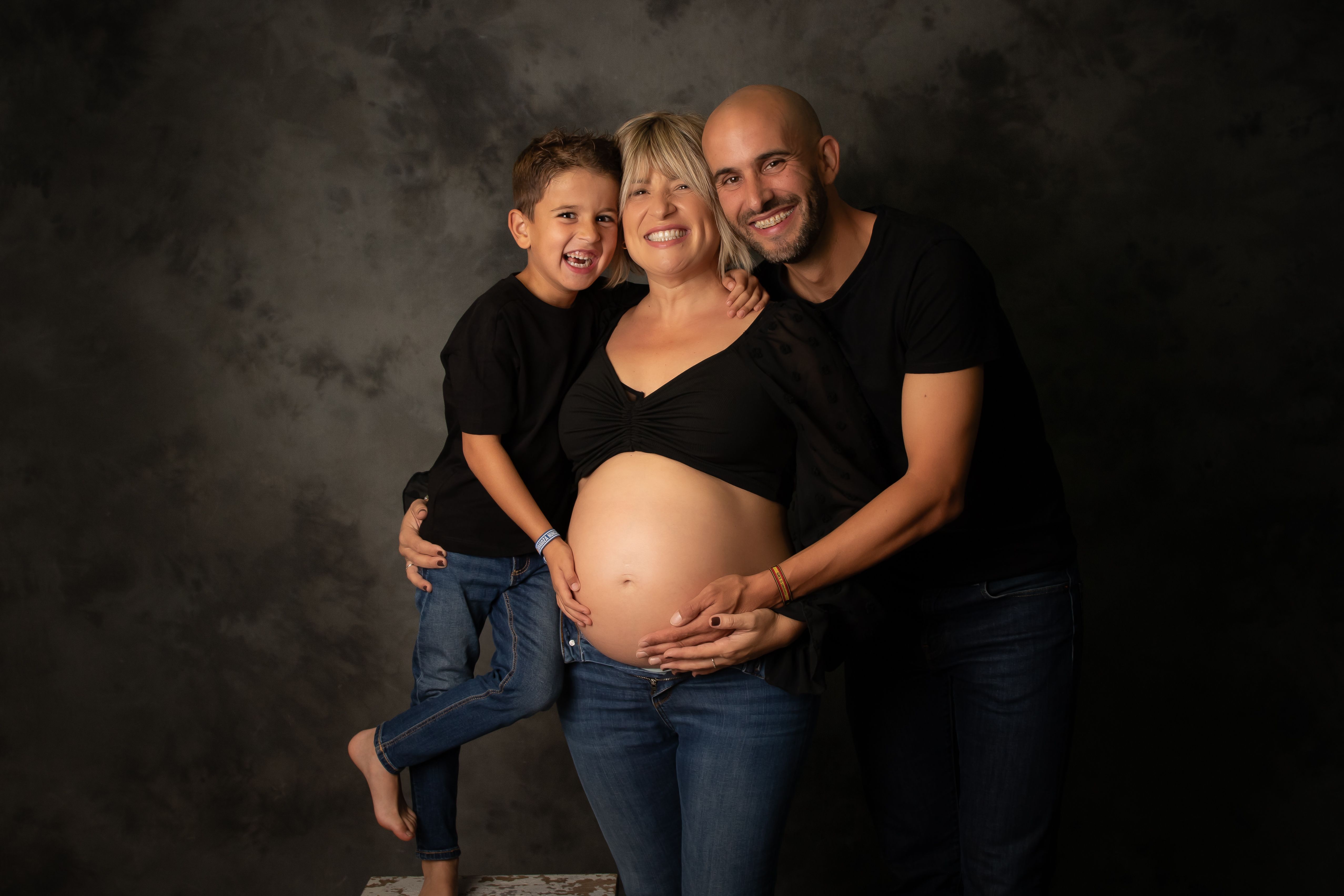 Foto en estudio con la familia en fondo negro
