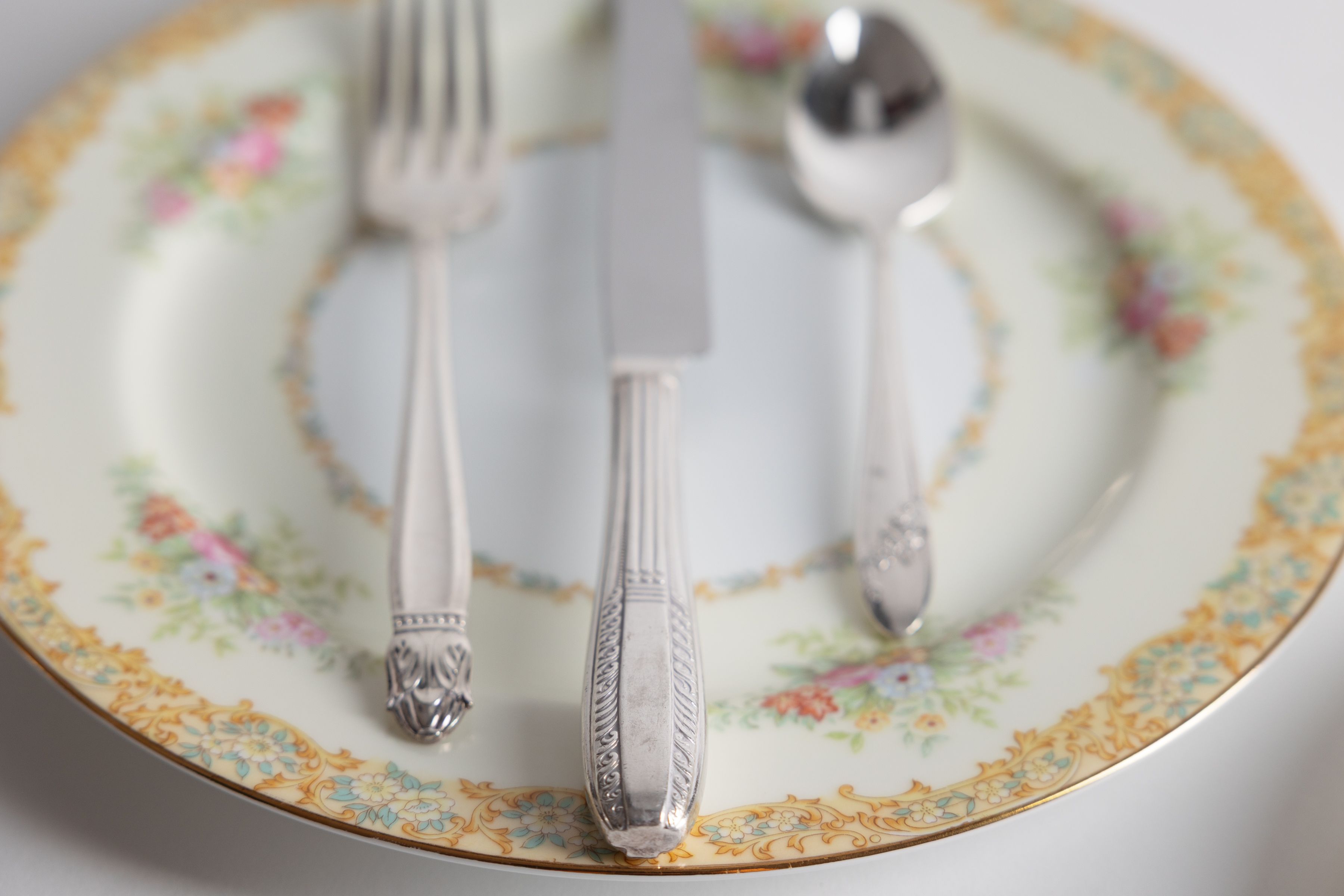 Banquet table setting with Currier and Ives blue china
