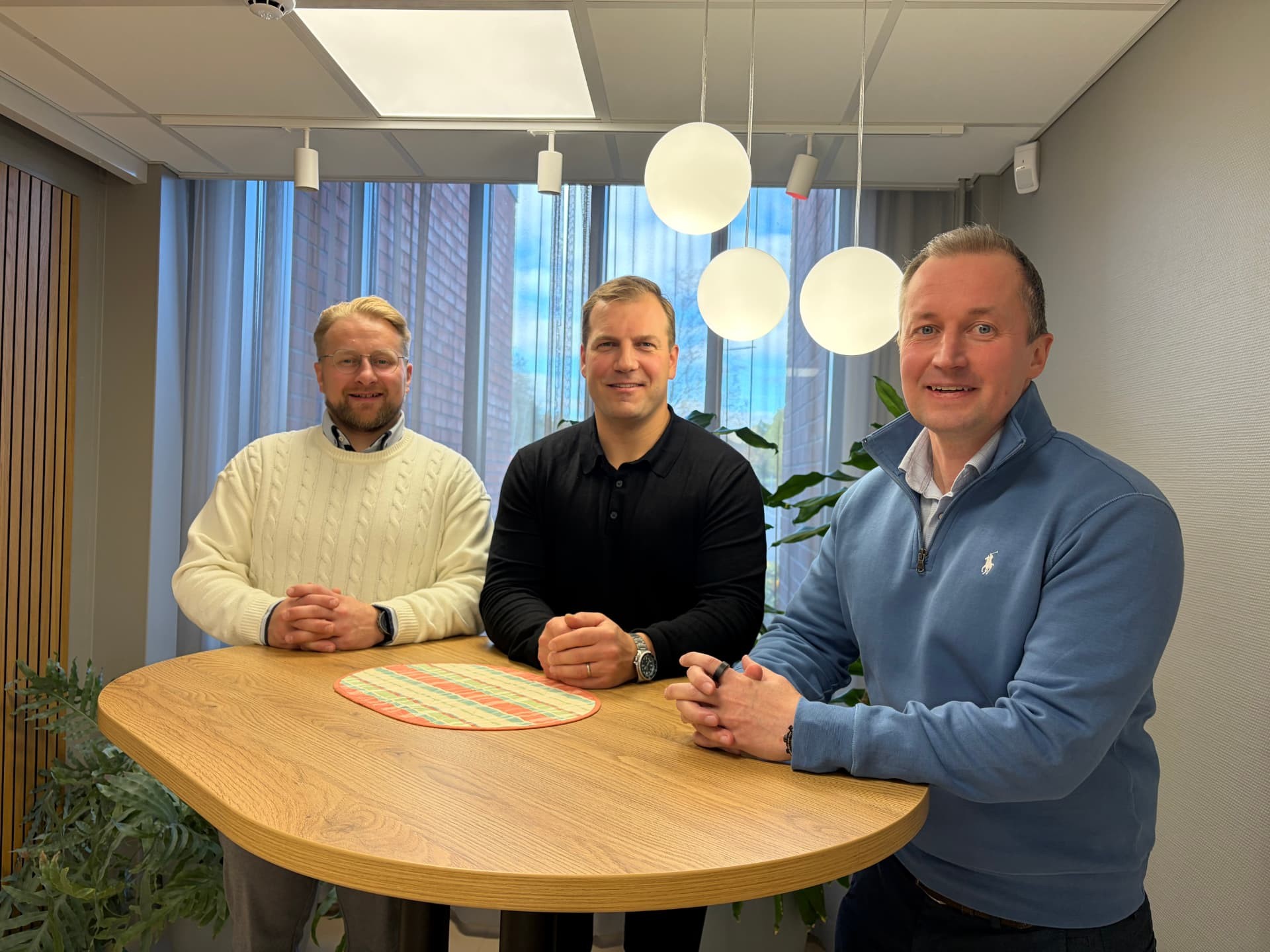 From left: Toni Miettinen, Sales Director, and Saku Pöllänen, CEO, of Finadeck Oy, with Mikko Niemi, CFO of Sallila Energia Group.