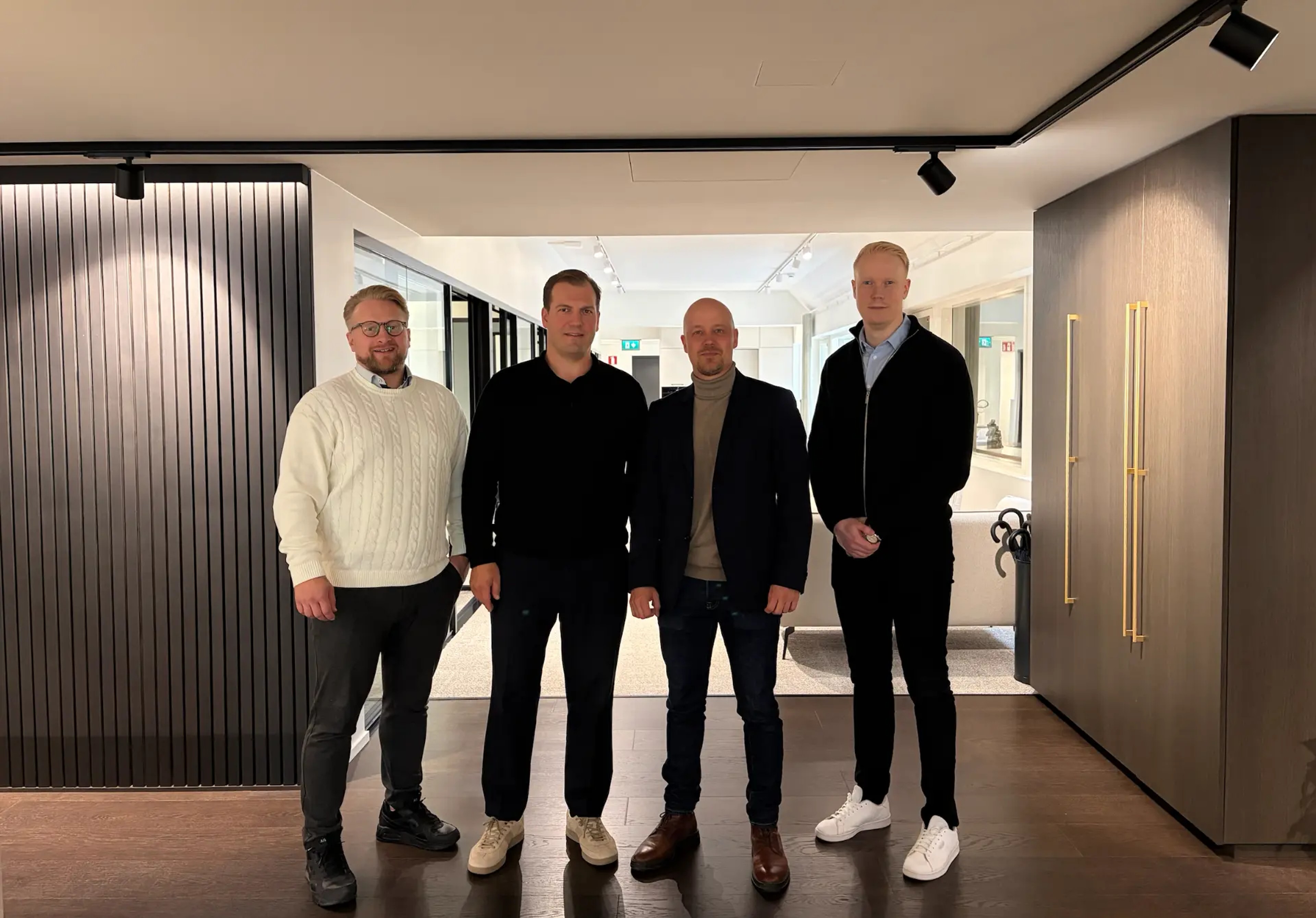 Vasemmalta oikealle: Toni Miettinen (Finadeck Oy, myyntijohtaja), Saku Pöllänen (Finadeck Oy, toimitusjohtaja), Ilkka Paju (Kansallis-yhtiöt, toimitusjohtaja) ja Mikko Luukkonen (Kansallis-yhtiöt, talousjohtaja).
