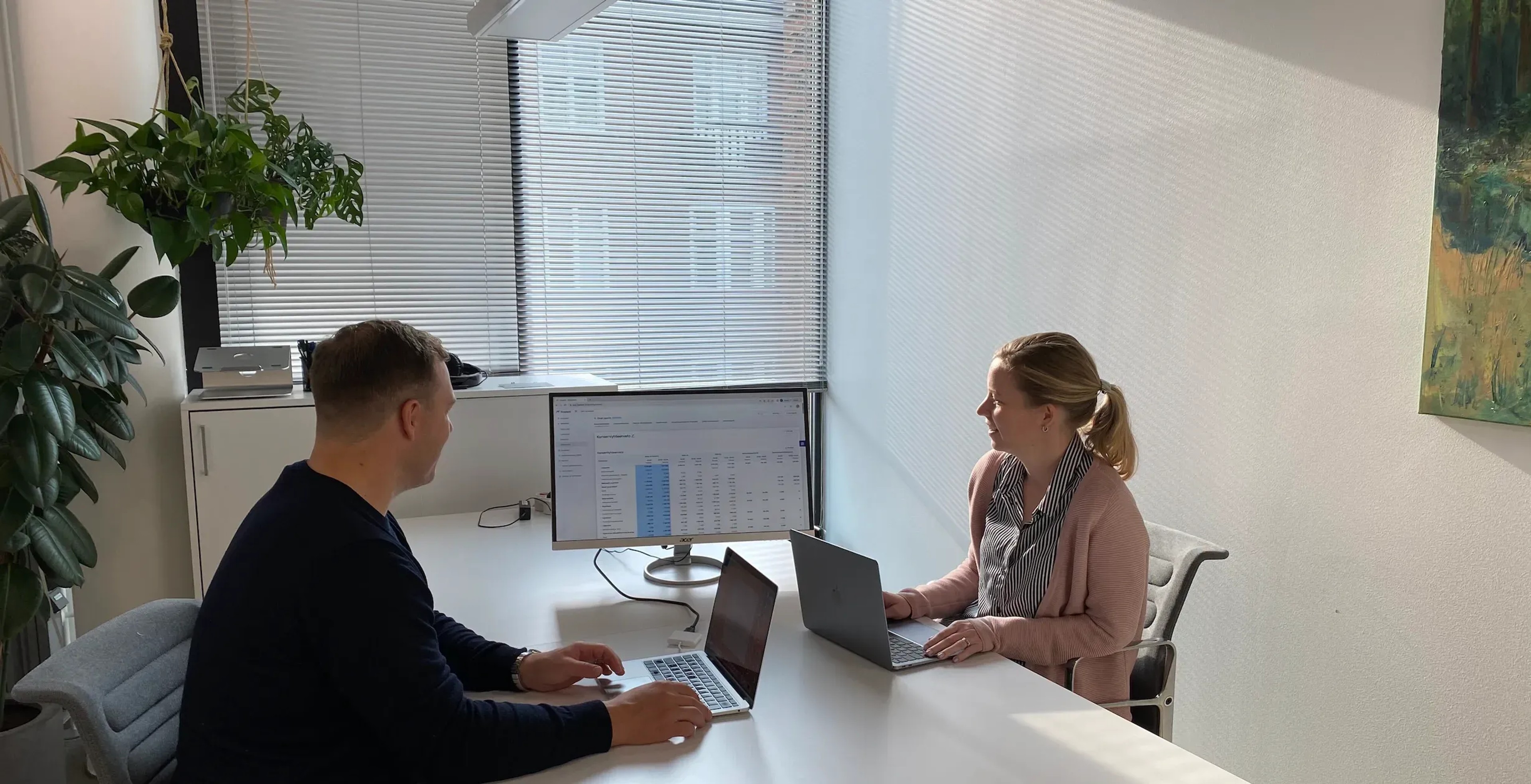På billedet fra venstre mod højre: Finadecks CEO Saku Pöllänen og Vauraus Suomi Oyj's administrative direktør Marjaana Ervasti.