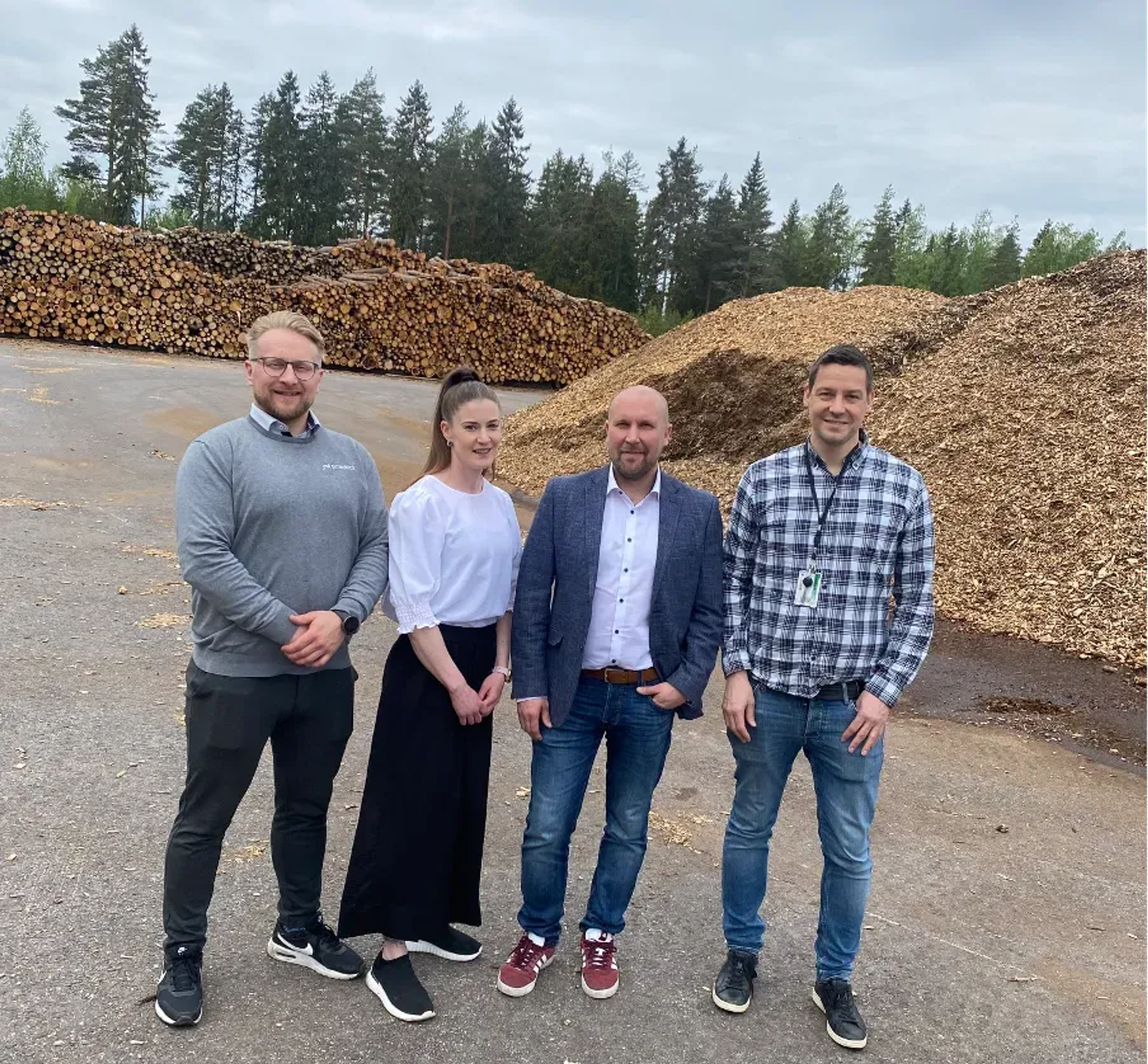 På billedet fra venstre til højre: Finadeck Oy's Sales Manager Toni Miettinen og Customer Success Manager Elisa Nuutinen og Loviisan Lämpö Oy's CEO Mikko Paajanen samt Business Controller Juha Vesikansa ved Loviisan Lämpö Oy's Urakoitsijantie flisanlæg.