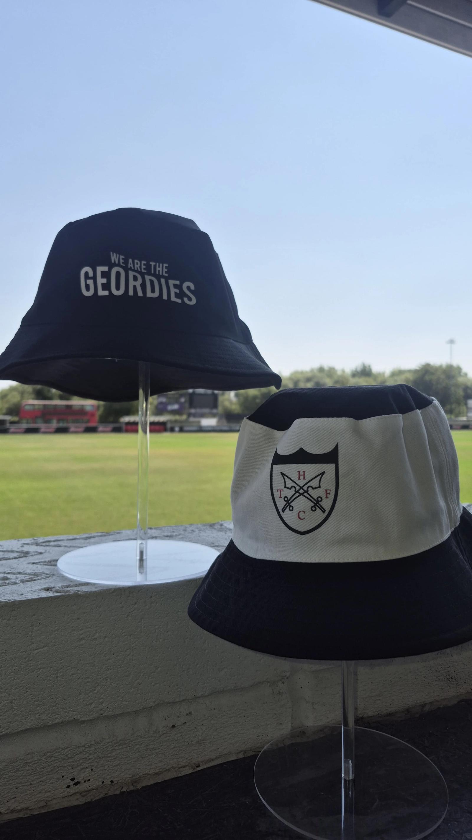 REVERSIBLE BUCKET HAT