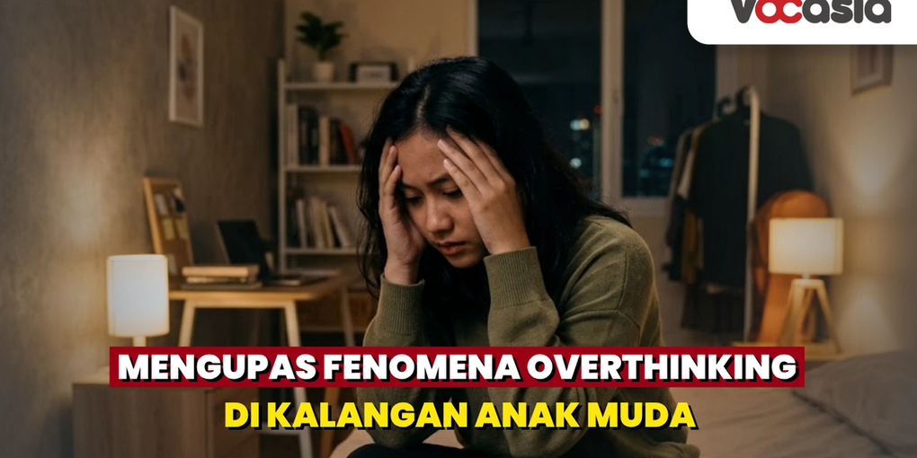 Seorang anak muda perempuan duduk di tepi tempat tidur sambil memegang kepala karena stres dan overthinking di malam hari.