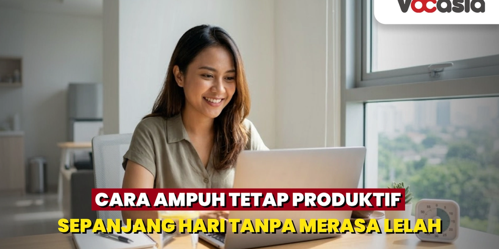 Wanita tersenyum fokus bekerja di depan laptop pada meja kerja yang terang, dilengkapi segelas air putih dan timer pomodoro untuk produktivitas.