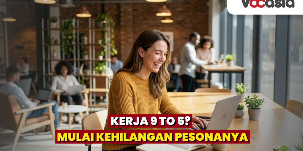 Seorang wanita muda tersenyum saat bekerja menggunakan laptop di meja kayu sebuah kafe yang terang, ditemani secangkir kopi dan buku catatan, dengan latar belakang suasana co-working space yang santai.