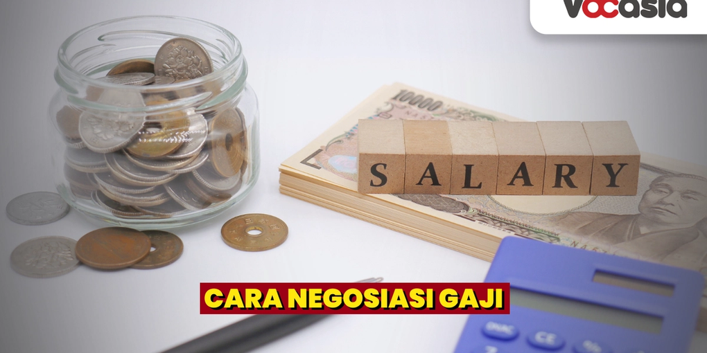 Gambar uang receh, kalkulator, uang kertas, dan pulpen