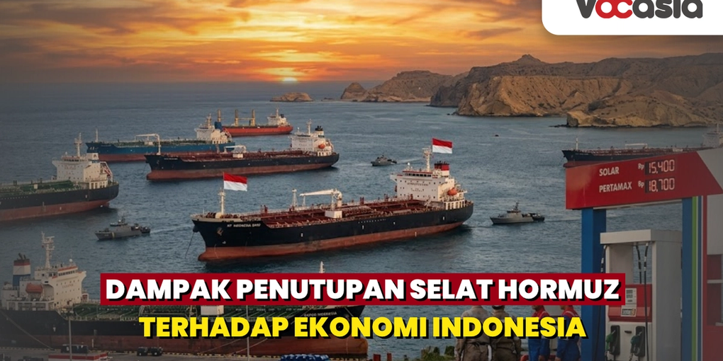 Pemandangan senja di pelabuhan minyak Indonesia dengan armada kapal tanker besar berlabuh di bawah langit matahari terbenam yang jingga. Di latar depan, empat petugas SPBU berseragam berdiri di dekat dispenser pompa bensin
