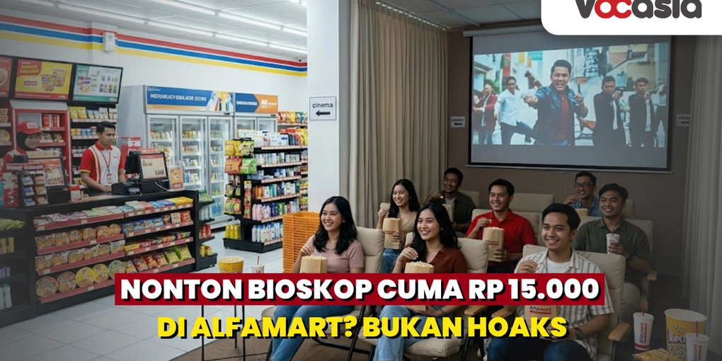 Pengunjung duduk santai menikmati film di bioskop mini Alfamart Layar Digi yang menyatu dengan area rak minimarket.