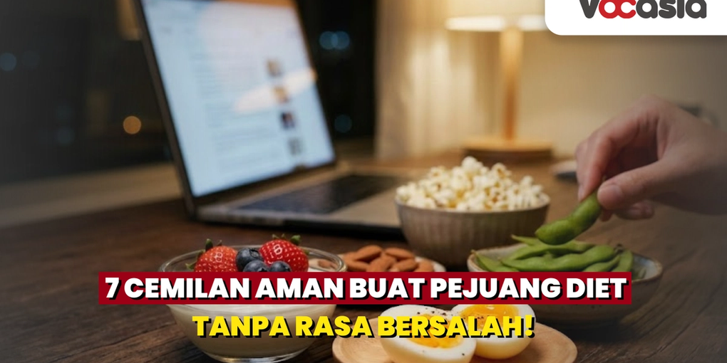 Pilihan cemilan malam rendah kalori untuk diet berupa greek yogurt, edamame, telur rebus, almond, dan popcorn di atas meja.