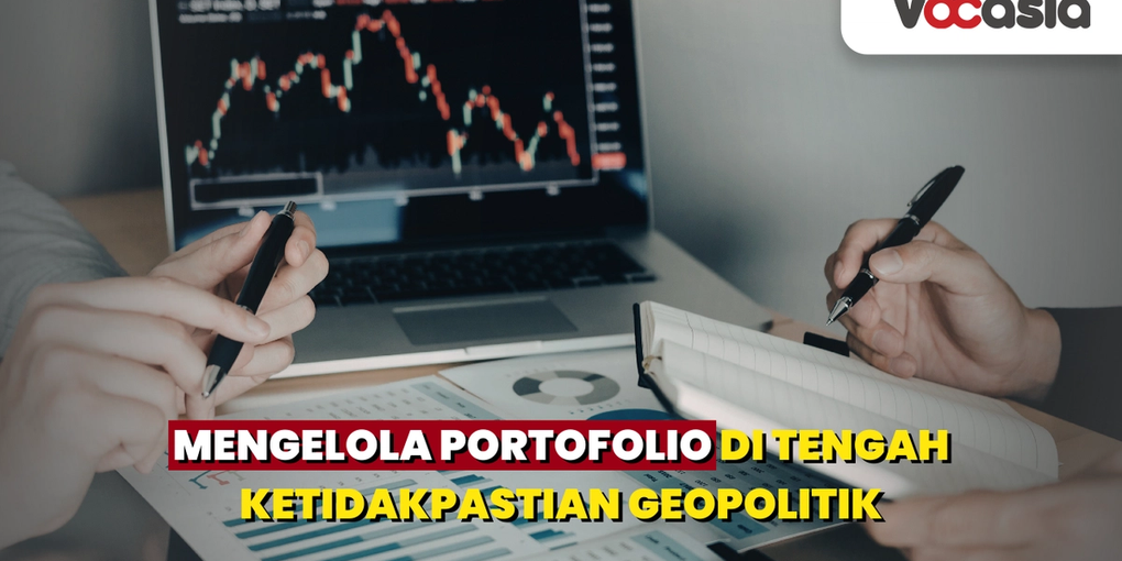 Seseorang sedang menganalisis grafik saham di laptop dan mencatat di buku.