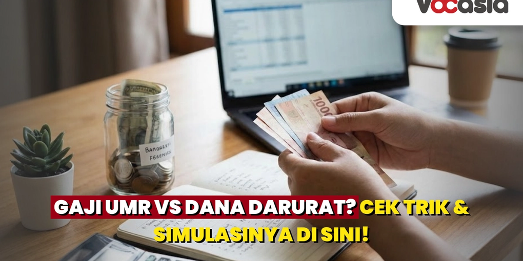 Seseorang memegang uang Rupiah saat mengatur anggaran keuangan bulanan dan menyisihkan dana darurat ke dalam toples tabungan di atas meja kerja