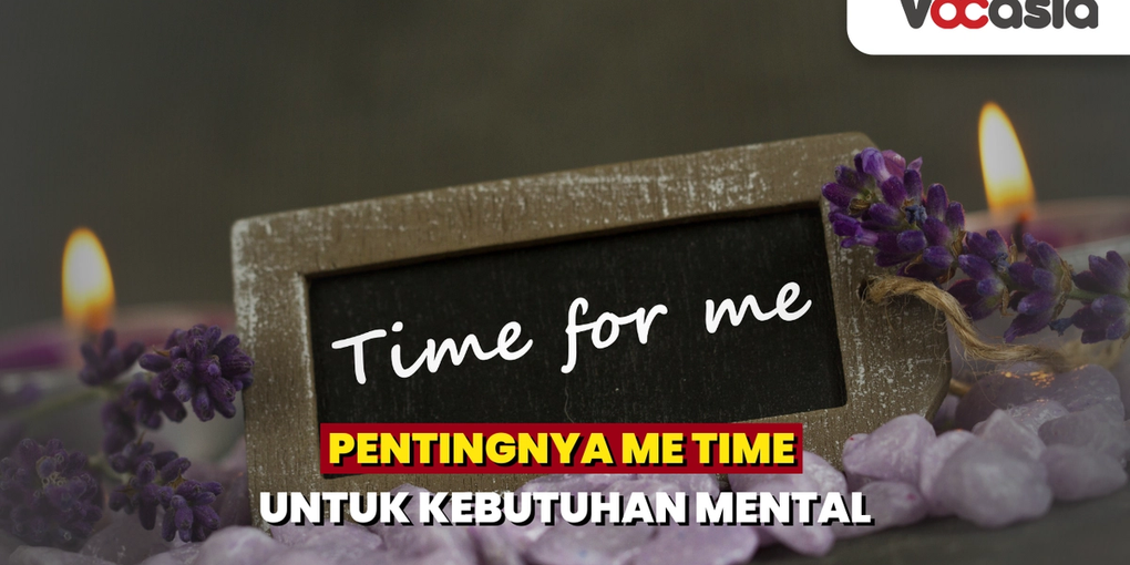 latar belakang lilin aroma terapi dan bunga lavender. Di bagian tengah terdapat papan tulis kecil bertuliskan 'Time for me' dalam tulisan tangan putih.