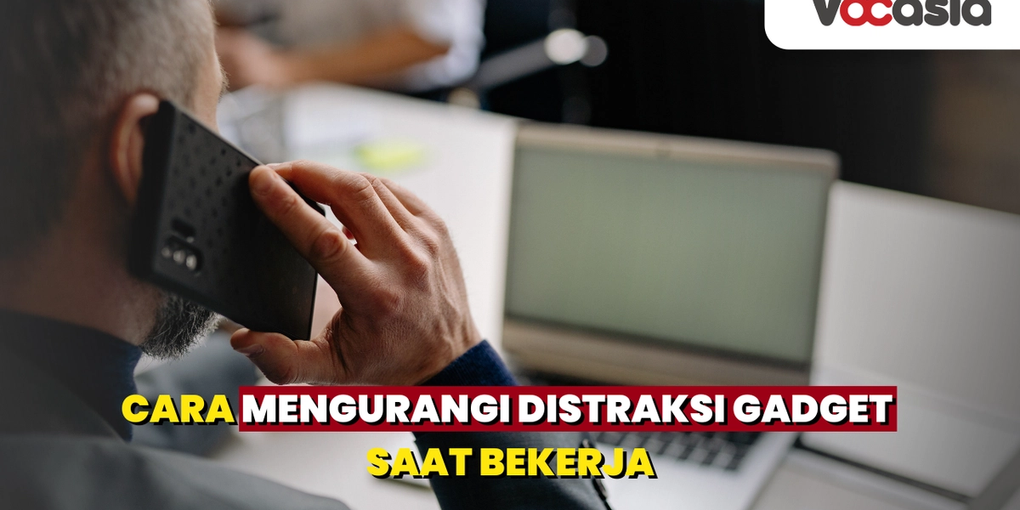 sedang bekerja dan meneripa telfon