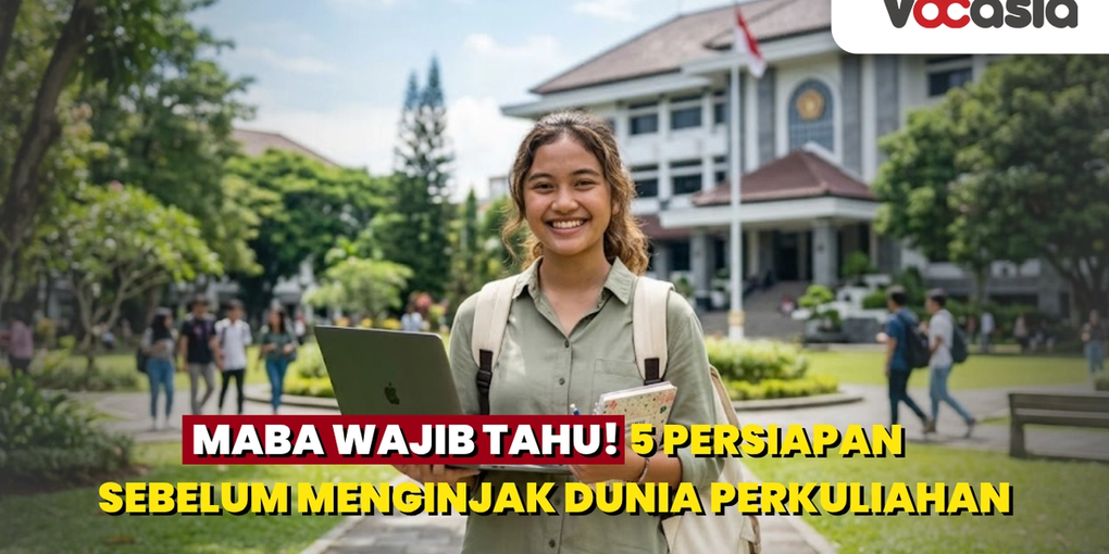 Mahasiswi baru tersenyum memegang laptop dan buku catatan berlatar belakang lingkungan gedung kampus yang asri.