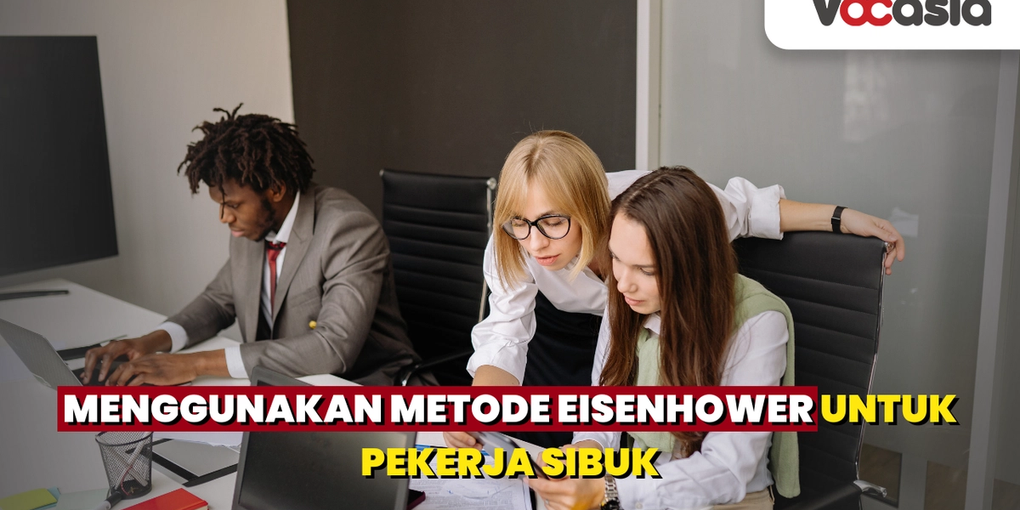 3 orang yang sedang sibuk bekerja
