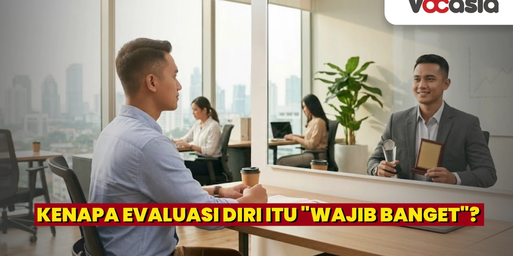Pria kantoran menatap cermin yang memantulkan bayangan dirinya yang sukses memegang penghargaan, merepresentasikan evaluasi diri dalam pengembangan karier.