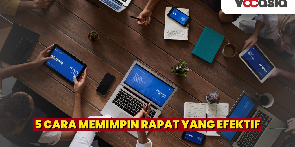 para pekerja yang sedang rapat di kantor 