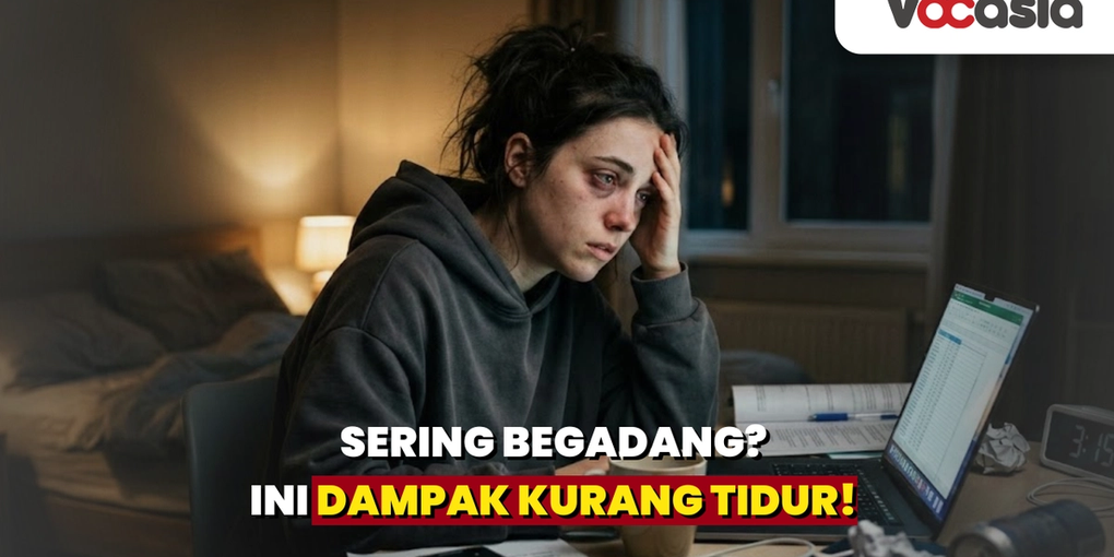 Wanita kelelahan dengan mata panda yang sedang begadang bekerja di depan laptop pada larut malam, menggambarkan dampak buruk kurang tidur bagi kesehatan.
