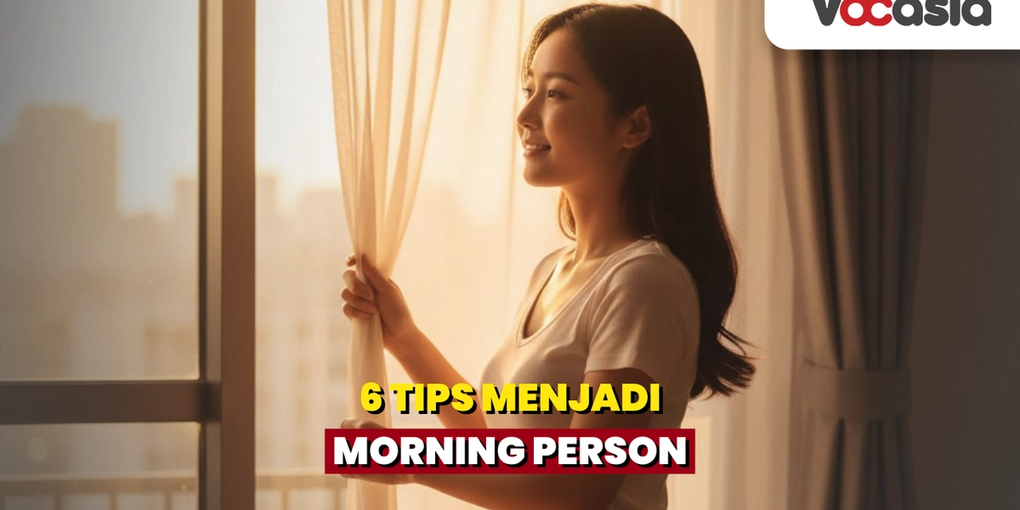 Seorang wanita yang sedang membuka horden di pagi hari dengan ekspresi tersenyum gembira.