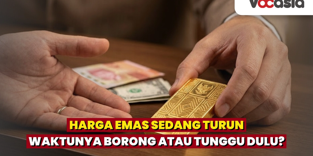 Tangan investor memegang emas batangan dan uang tunai sebagai ilustrasi pertimbangan investasi logam mulia saat harga emas turun.