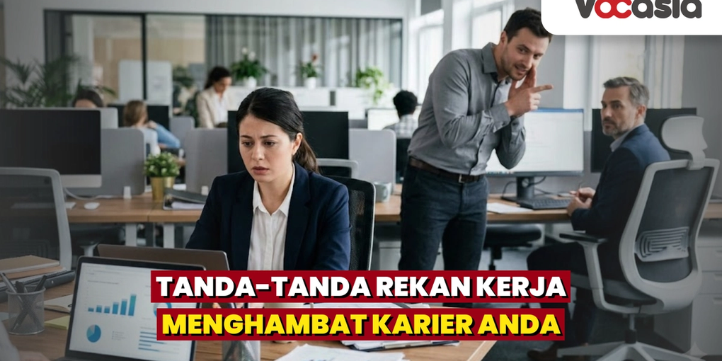 Karyawati tampak stres bekerja di depan laptop sementara dua rekan kerja toksik bergosip di belakangnya di lingkungan kantor.