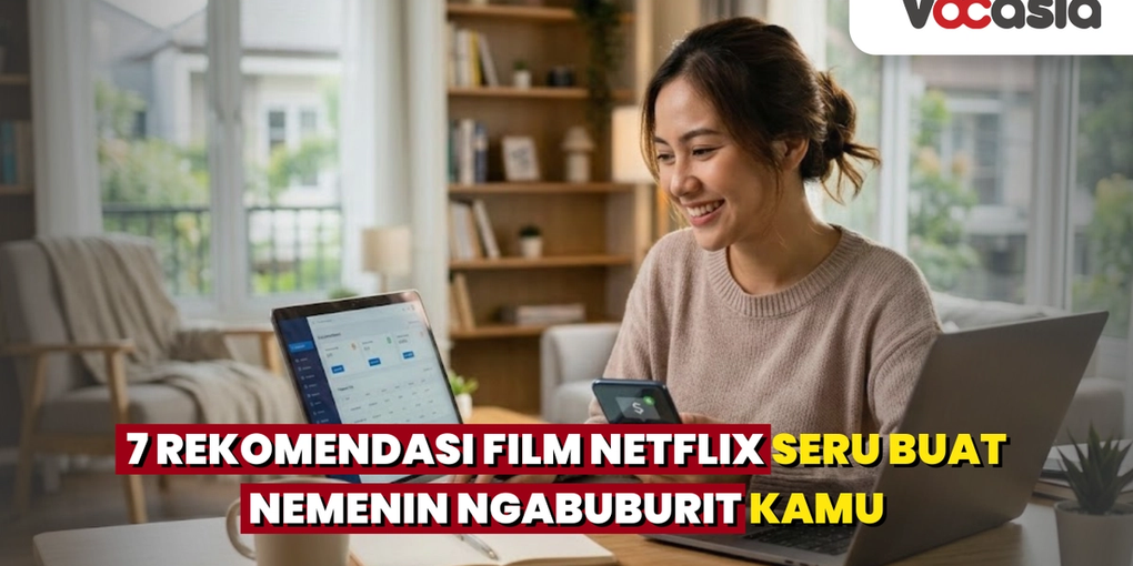 Wanita tersenyum menjalankan usaha sampingan online dari rumah menggunakan laptop dan smartphone