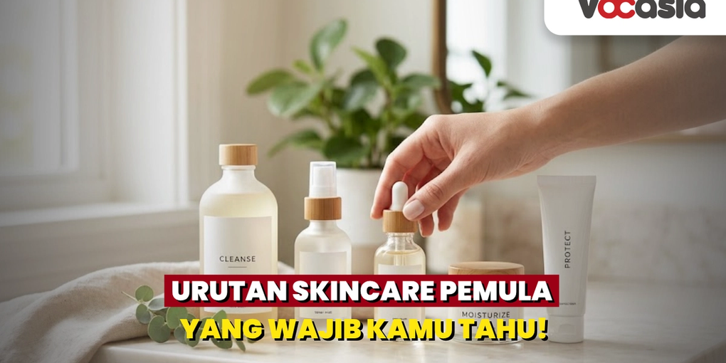 Susunan botol produk urutan skincare pemula yang terdiri dari pembersih wajah, toner, serum, pelembap, dan sunscreen di atas meja marmer.