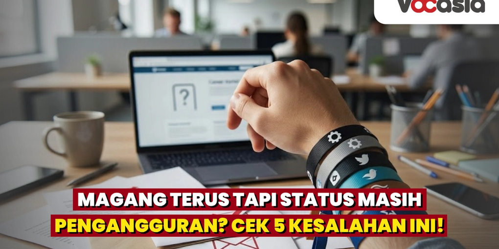 Tangan dengan banyak gelang pengalaman magang di atas meja kerja berdampingan dengan tumpukan surat penolakan kerja.