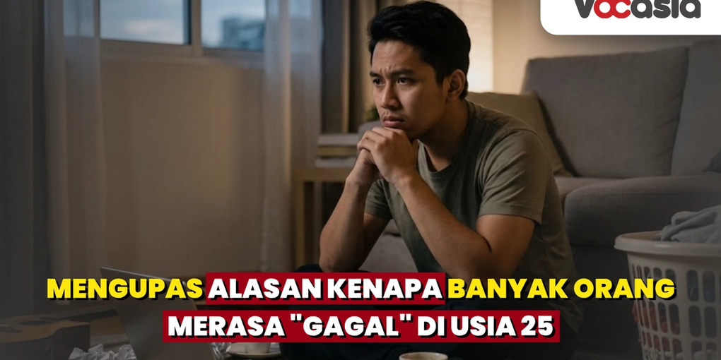 Pria muda Asia duduk di lantai ruang tamu yang berantakan dengan ekspresi stres dan cemas. Di depannya ada laptop, kertas kusut, dan cangkir kopi, menggambarkan seorang pemuda yang sedang mengalami *quarter life crisis* dan merasa tertekan di usia 25 tahun