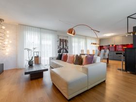 Wohnbereich mit Blick zur Küche