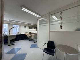 Räumlichkeiten mit Glastrennwand