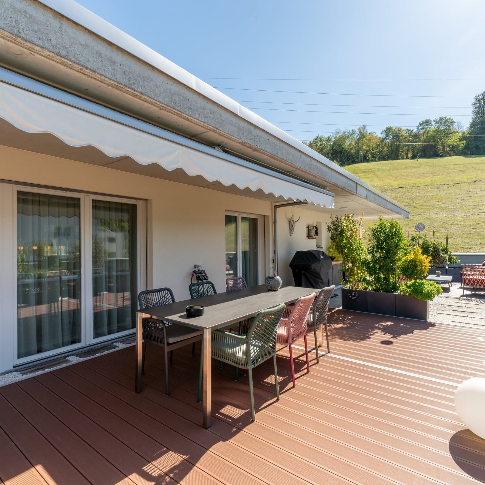 Grosszügige Terrasse mit Sitzplatz und Blick ins Grüne