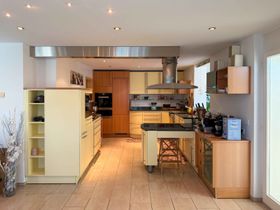 Exklusive 4.5-Zimmer-Gartenwohnung mit Wintergarten